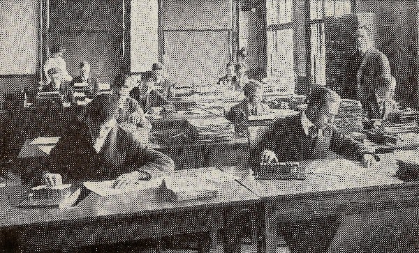 1918 Men Using Comptometers 3.11 OM.jpg (105645 bytes)